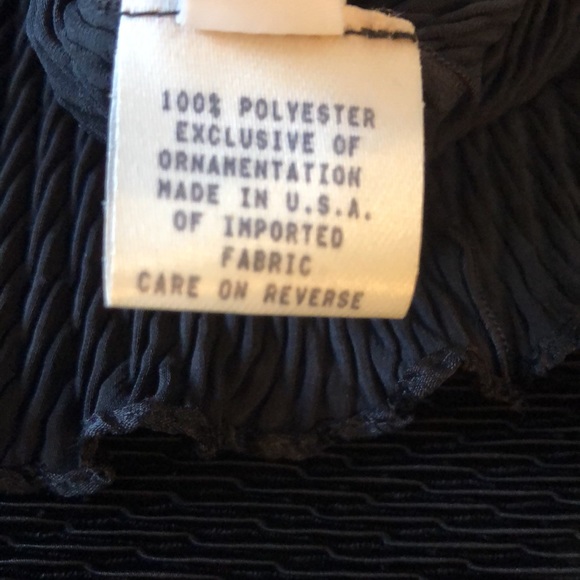 Cache Stunning accordion stretch, piping trimmed, ruffle edged sleeveless blouse - Picture 8 of 10